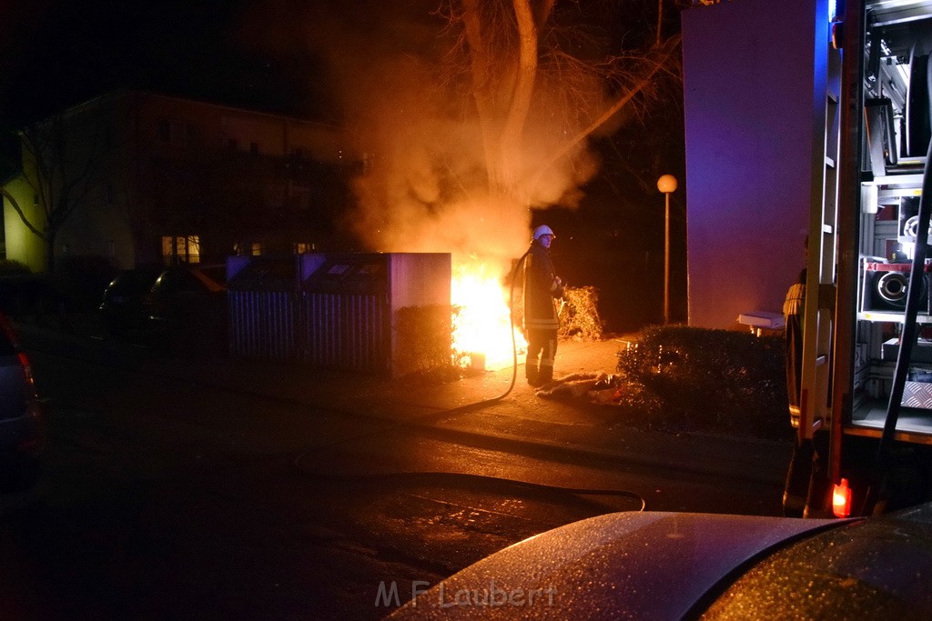 Mehrere Muell Sperrmuellbraende Köln Vingst Ansbacherstr P08.JPG - Miklos Laubert